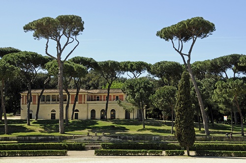 Vườn biệt thự Borghese: Vé vào tham quan Bảo tàng Borghese cần được đặt trước. Tuy nhiên, nếu không đặt được vé vào bảo tàng, khung cảnh xung quanh cũng xứng đáng để bạn tới đây. Vườn biệt thự Borghese là khu vườn được thiết kế theo phong cách Anh tự nhiên, cũng là công viên lớn thứ 3 ở Rome. Ngoài ra, khi đi về Tây Nam của khu vườn, bạn sẽ được chiêm ngưỡng quang cảnh ngoạn mục của quảng trường Piazza del Popolo nổi tiếng. Ảnh: Thousandwonders.